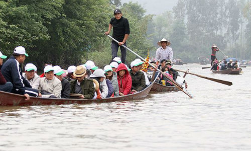 Phát hoảng cảnh thuyền chở 40 người lên chùa Hương